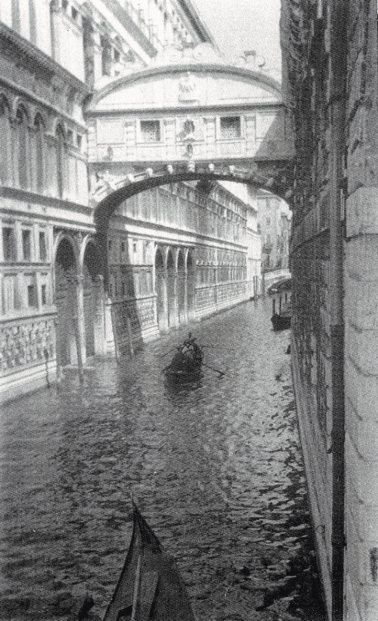 Photographie d'Albert Mirablon - Canal, pont et gondole à Venise